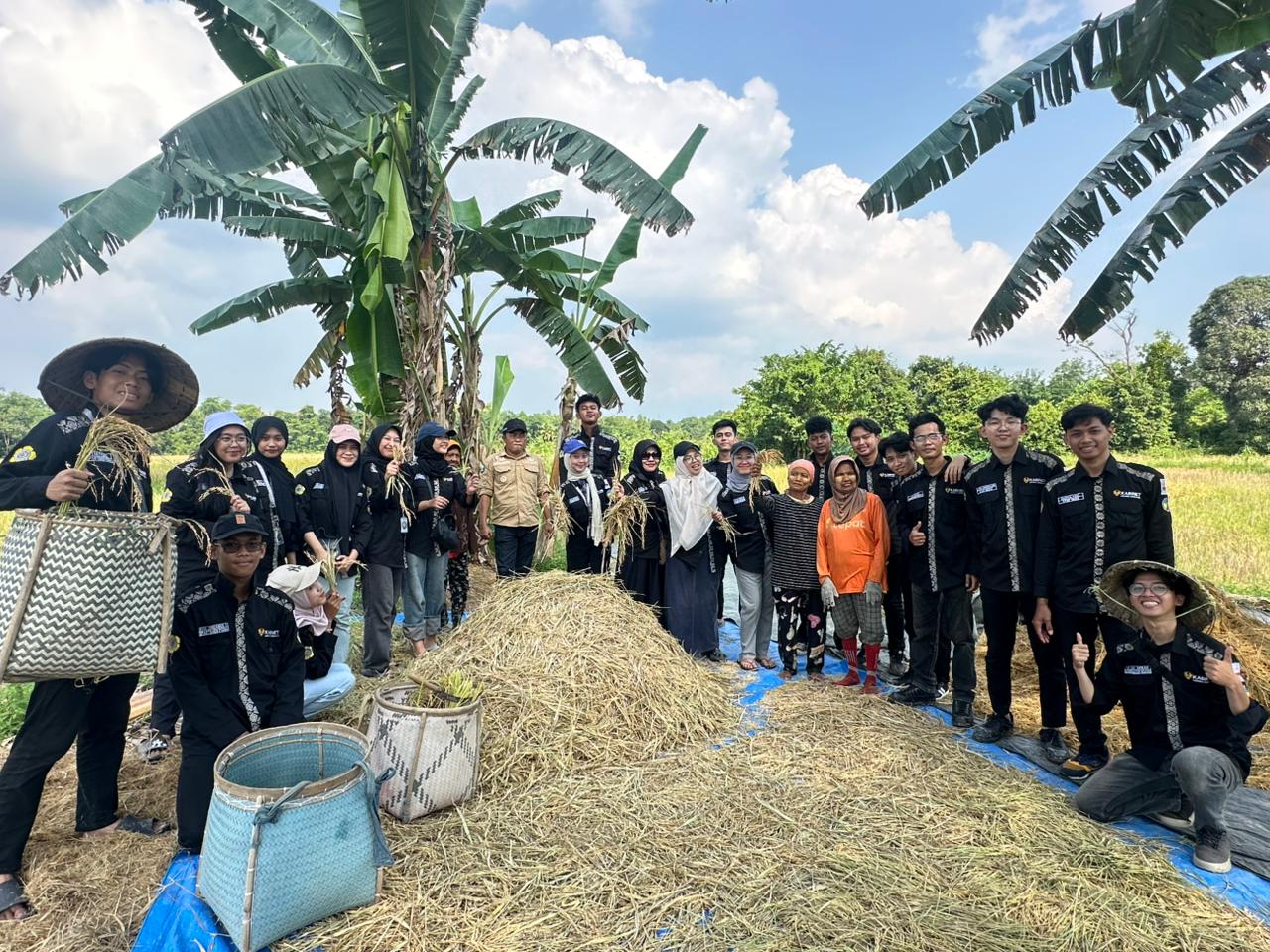 Mahasiswa Kunjungi Desa